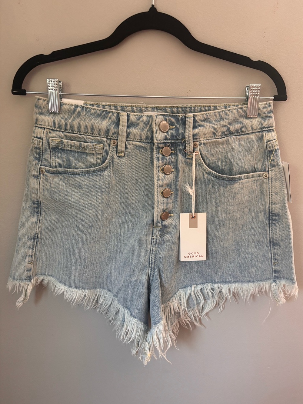Good American Bombeshell Button-Front Frayed Hem Denim Shorts